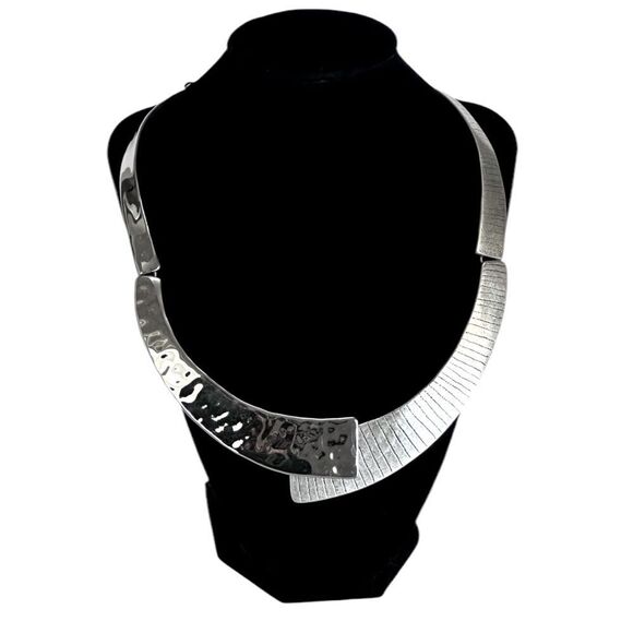 CHICOS OUT OF STOCK Hammered Etched Silver Toned Collar Necklace. - Picture 4 of 8